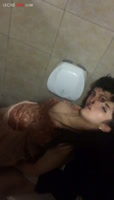 Pareja intentan follar en el baño publico y no lo dejan