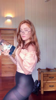 Rubia de leggin transparente nos muestra como se baila