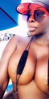Negra como el carbón con tremendo cuerpo se muestra